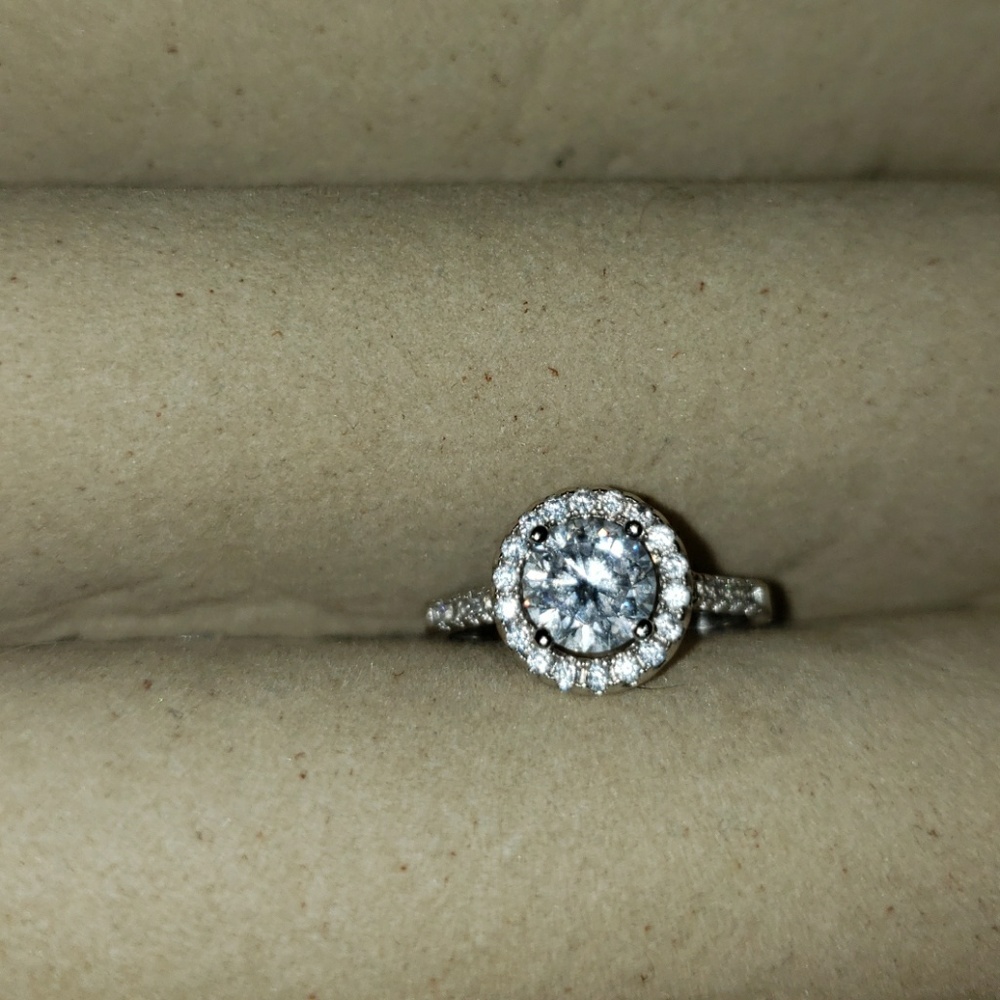 NWOT Halo CZ Ring